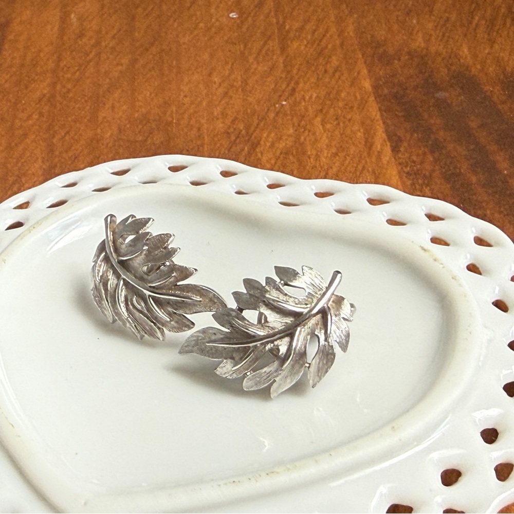 Vintage Trifari silver tone women’s clip on earrings